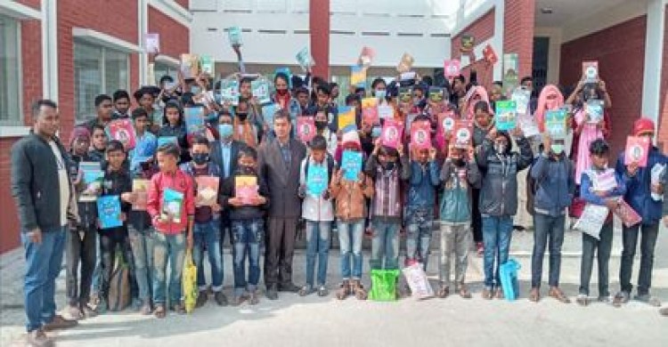 পত্নীতলায় এম বয়তুল্লাহ্ টেকনিক্যাল স্কুল এন্ড কলেজের শিক্ষার্থীরা নতুন বই পেয়ে খুশি