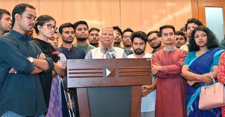 ড. ইউনূস দেশকে এগিয়ে নিতে জনগণকে তার সাথে হাত মেলানোর আহ্বান জানিয়েছেন