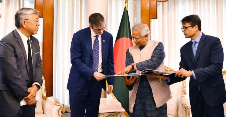 মার্কিন কর্মকর্তাদের গ্রাফিতির আর্টবুক উপহার দিলেন প্রধান উপদেষ্টা