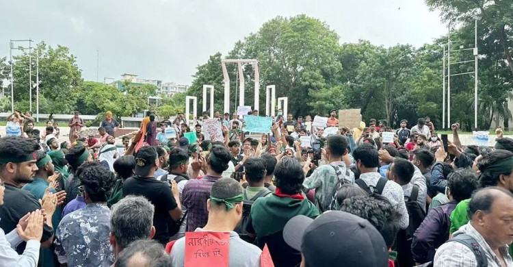 খুনি হাসিনার ফাঁসি চাই’, ‘আমার ভাই কবরে, খুনি কেন বাহিরে’--স্লোগান-উত্তাল শহীদ মিনার