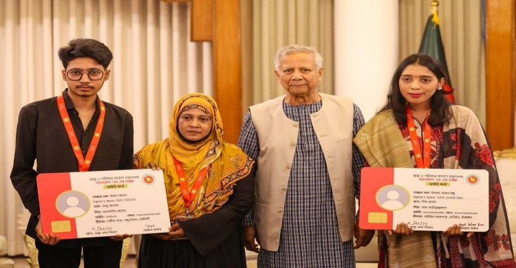 জুলাই গণঅভ্যুত্থানে আহত যোদ্ধাদের হেলথকার্ড বিতরণ কার্যক্রমের উদ্বোধন করেছেন প্রধান উপদেষ্টা অধ্যাপক মুহাম্মদ ইউনূস।
