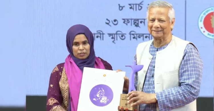 অদম্য নারী পুরস্কার তুলে দিলেন প্রধান উপদেষ্টা