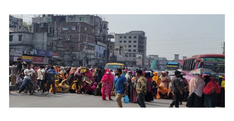 টঙ্গীতে মহাসড়ক অবরোধ পোশাকশ্রমিকদের