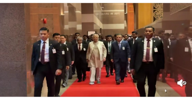 প্রধান উপদেষ্টা অধ্যাপক মুহাম্মদ ইউনূস  রাষ্ট্রীয় সফরে কুয়ালালামপুরে পৌঁছেছেন