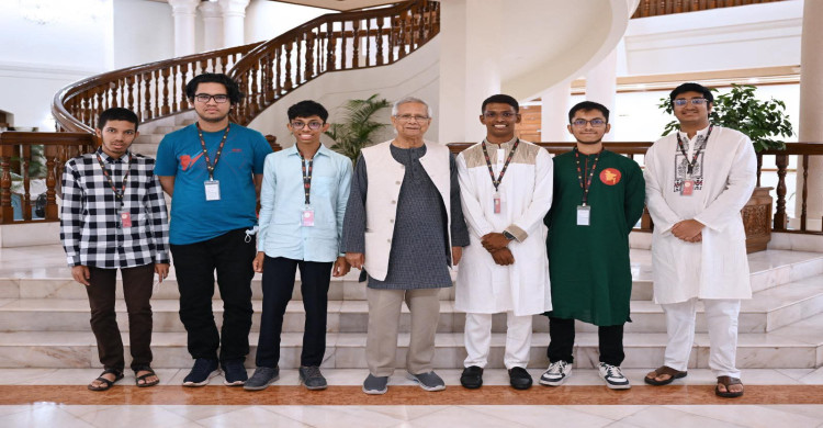 আন্তর্জাতিক গণিত ও জীববিজ্ঞান অলিম্পিয়াডে পদকজয়ী ছয় শিক্ষার্থীর সঙ্গে প্রধান উপদেষ্টার সাক্ষাৎ