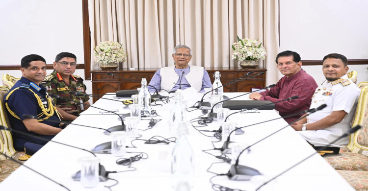 প্রধান উপদেষ্টার সঙ্গে তিন বাহিনীর প্রধানের নির্বাচন প্রস্তুতি নিয়ে আলোচনা