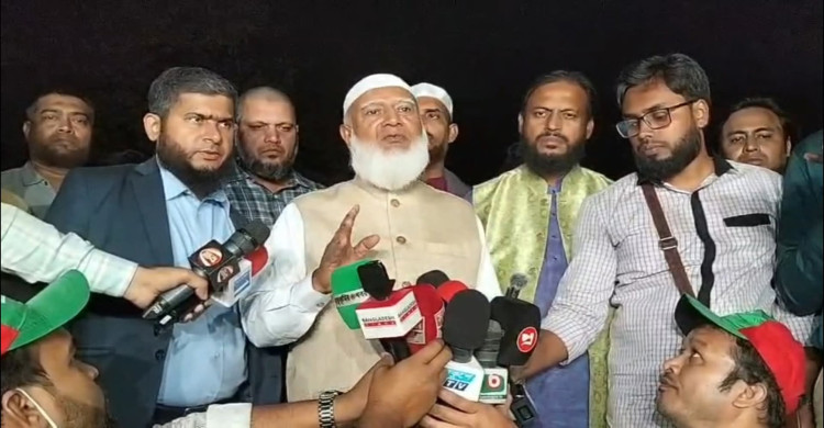 গভীর রাতে অগ্নিকাণ্ডে ক্ষতিগ্রস্ত কড়াইল বস্তিবাসীর খোঁজখবর নিতে ছুটে যান আমীরে জামায়াত