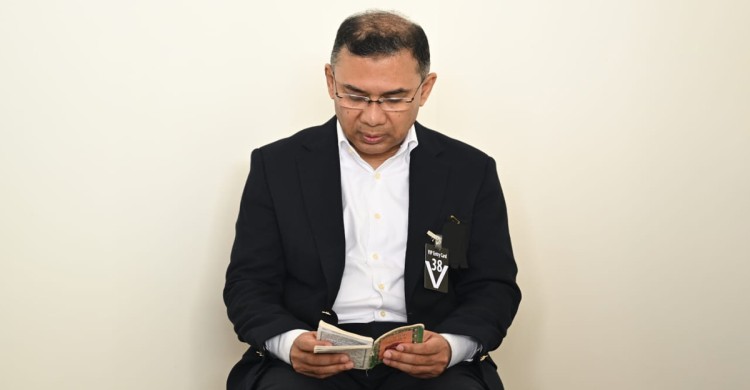মায়ের পাশে তিলাওয়াত করছেন তারেক রহমান