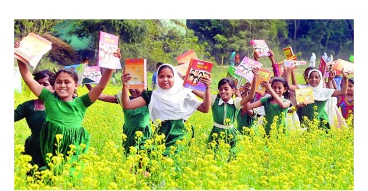 বছরের প্রথম দিনে বই হাতে উল্লসিত শিক্ষার্থীরা