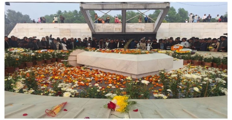 দোয়া, ফুলেল শ্রদ্ধা ও ভালোবাসায় সিক্ত খালেদা জিয়ার সমাধিস্থল