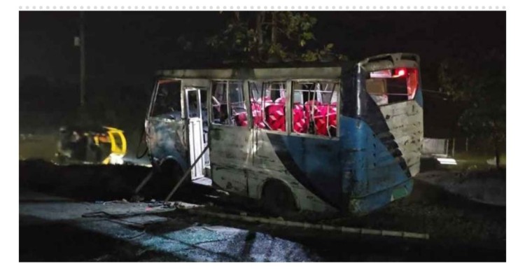 ভালুকা নিয়ন্ত্রণ হারিয়ে সড়কে মিনিবাস উল্টে নিহত ২