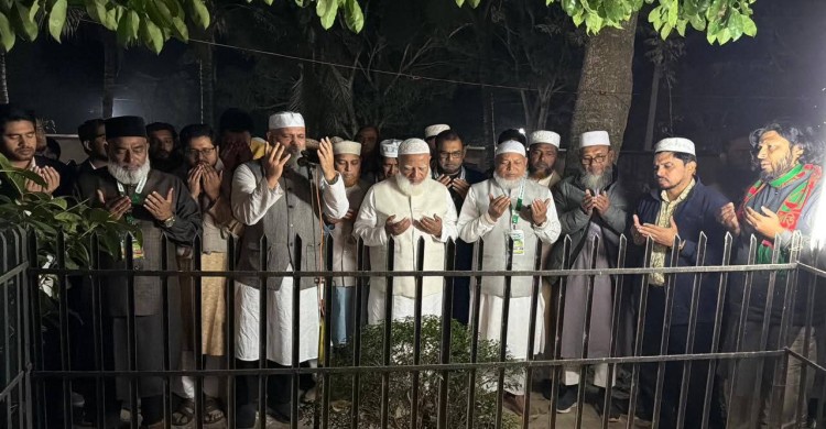 শহীদ মাওলানা মতিউর রহমান নিজামী  এর কবরের পাশে  আমীরে জামায়াত