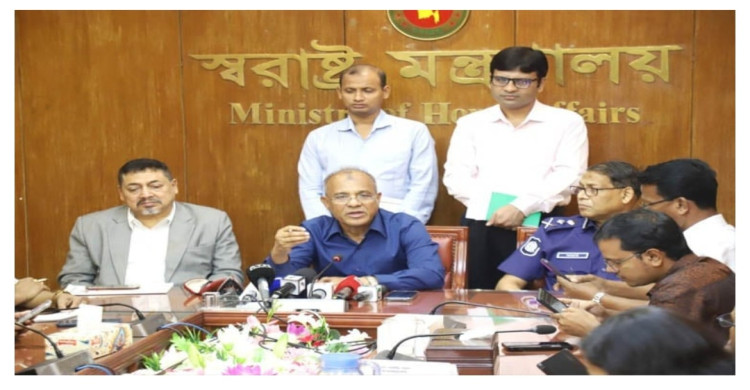 অস্ত্র উদ্ধারে তথ্যদাতাকে নগদ অর্থ পুরস্কার দেয়া হবে : স্বরাষ্ট্র উপদেষ্টা