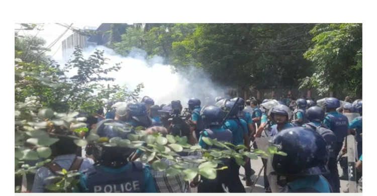 যমুনায় যাওয়ার চেষ্টা: প্রকৌশল শিক্ষার্থীদের পুলিশের লাঠিচার্জ, টিয়ারসেল নিক্ষেপ