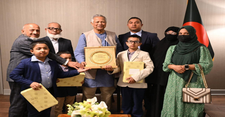 প্রধান উপদেষ্টার সঙ্গে নিউইয়র্কে বন্দুকধারীর হামলায় নিহত পুলিশ কর্মকর্তা দিদারুল ইসলামের পরিবারের সাক্ষাৎ