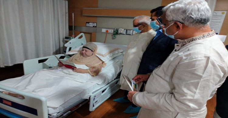 হাসপাতালে বেগম খালেদা জিয়ার হাতে জুলাই সনদের আমন্ত্রণপত্র হস্তান্তর