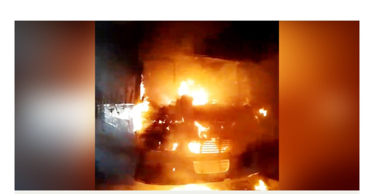 পার্ক করে রাখা স্কুলবাসে আগুন, দগ্ধ হলেন ঘুমন্ত চালক