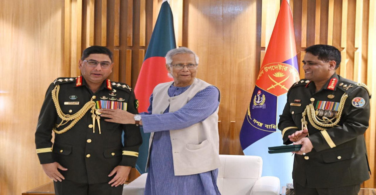 সেনাবাহিনী প্রধানকে পদক প্রদান প্রধান উপদেষ্টার