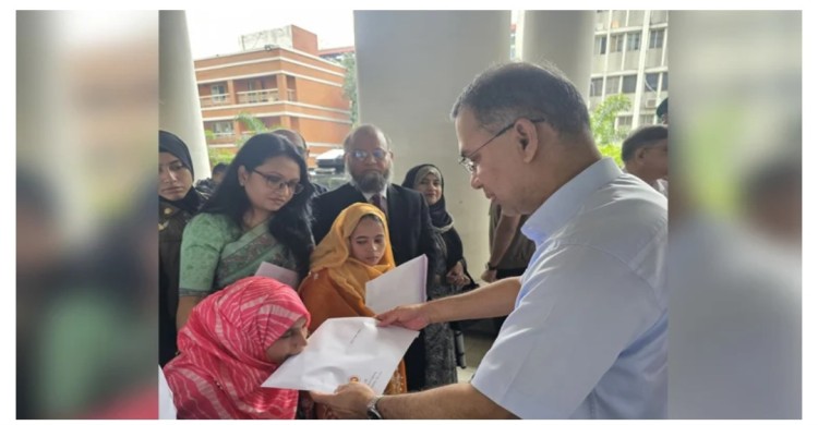 প্রতিবন্ধী ৩ ব্যক্তির হাতে নিয়োগপত্র তুলে দিলেন প্রধানমন্ত্রী