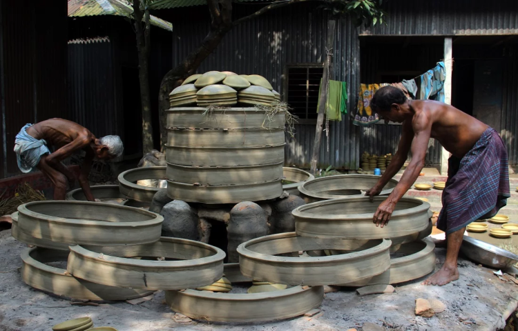 ঐহিত্য হারিয়ে সৌখিনতায় মৃৎপণ্য