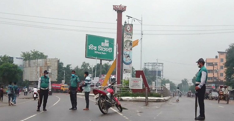 রংপুরে বৃষ্টিতে ভিজে কঠোর অবস্থানে প্রশাসন- বিধি নিষেধ না মেনে ঘোরাফেরা করছে মানুষ