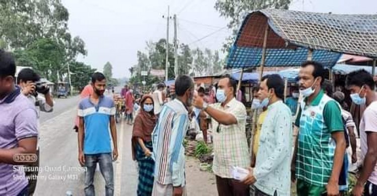 পলাশবাড়ী‌তে করোনা ভাইরাস সংক্রমণরোধ ও জনসচেতনতা সৃষ্টির লক্ষে মাস্ক বিতরণ