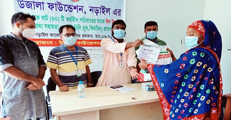 নড়াইলে কর্মহীন মানুষের মাঝে ঈদ উপহার