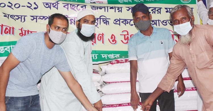 ধামইরহাটে পুনঃখননকৃত জলাশয়ে মাছের পোনা ও খাদ্য সামগ্রী বিতরণ