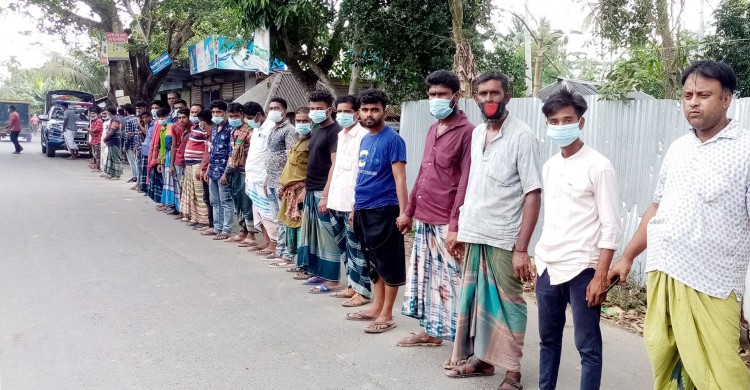 ঈদে বাড়ি ফিরতে এলাকাবাসীর মানববন্ধন