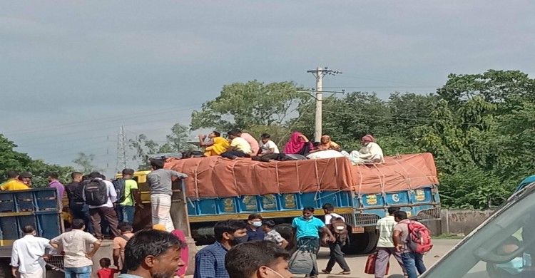 জীবনের মায়া না করে কর্মস্থলে ফিরছে মানুষ