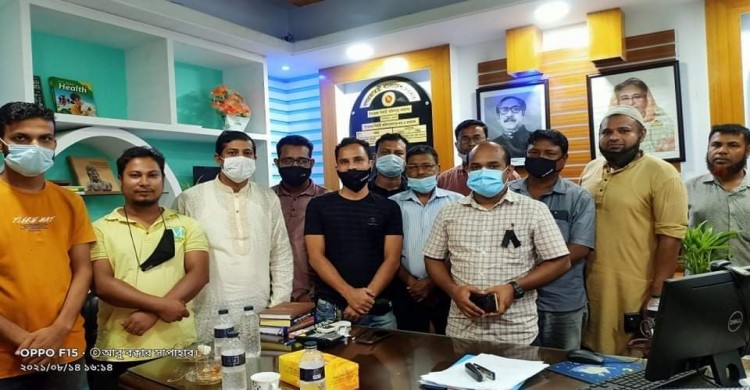 সাপাহারে সাংবাদিকদের সাথে ইউএনও'র মতবিনিময়