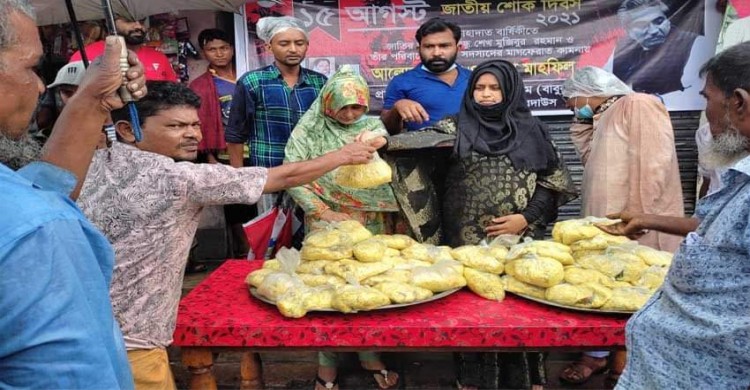 গোদাগাড়ী পৌরসভার প্রয়াত মেয়র বাবুর পরিবারের দুস্থদের মাঝে খাবার বিতরণ