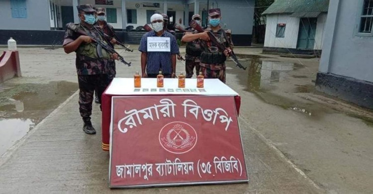 কুড়িগ্রামের রৌমারীতে ভারতীয় মদসহ একজনকে আটক করেছে বিজিবি