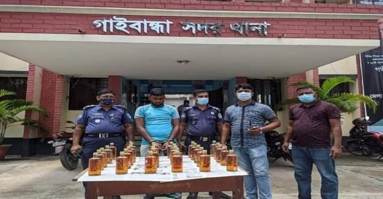 গাইবান্ধায় ৩০ বোতল অবৈধ অফিসার চয়েসসহ এক যুবক আটক