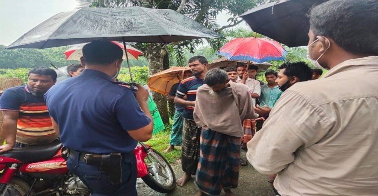 পত্নীতলায় সাংবাদিক ও পুলিশের হস্তক্ষেপে রেহাই পেলো অসহায় পরিবার