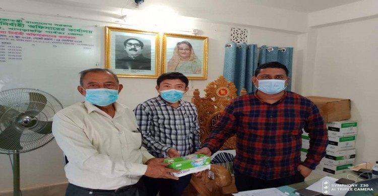 গুইমারা ইউএনও'র মুক্তিযোদ্ধাদের মাঝে মাস্ক বিতরণ