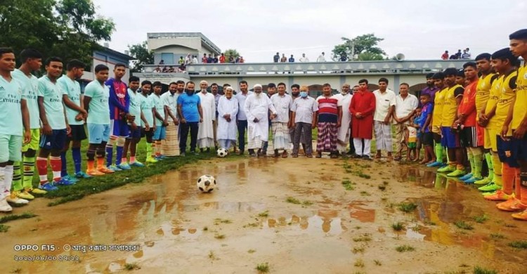 সাপাহারে প্রীতি ফুটবল টুর্নামেন্ট অনুষ্ঠিত