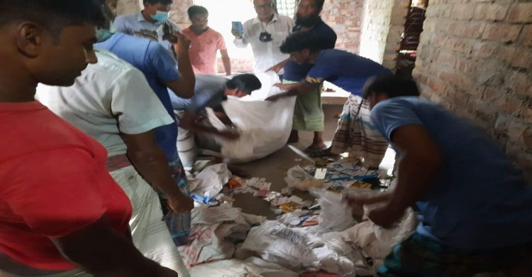 পুঠিয়ায় বিভিন্ন নকল প্রসাধনী তৈরির একটি কারখানা জব্দ