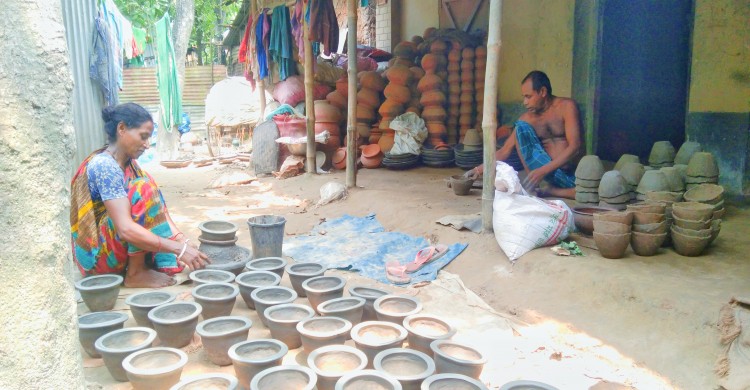 ঘোড়াঘাটে ভালো নেই মৃৎশিল্পের কারিগররা
