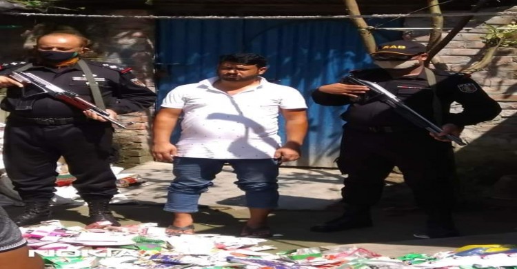 পুঠিয়ায় নকল প্রসাধনী কারখানায়  র‍্যাবের অভিযানে ৩টি কারখানায় ৫৫ হাজার টাকা জরিমানা