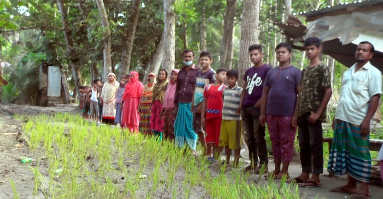 রাস্তা পাকাকরণের দাবিতে নড়াইলে মানববন্ধন দীর্ঘ ৪০ বছরেও দাবিপূরণ না হওয়ায় রাস্তায় ধানের চারা রোপন