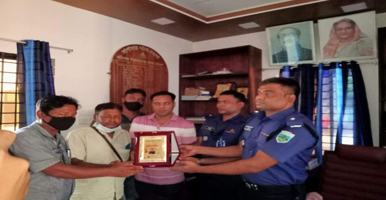 সাপাহারে এসআই নয়নের বদলী জনিত কারনে বিদায় অনুষ্ঠান