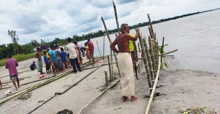 তিস্তার ভাঙ্গন ঠেকাতে এলাকাবাসীর নিজেস্ব অর্থায়নে বাশের বান্ডাল নির্মাণ ভূমিকা নেই পানি উন্নয়ন বোর্ডের