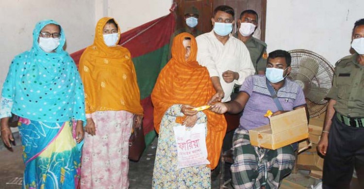 ধামইরহাটে উমার ইউনিয়নে টিকা গ্রহণকারীদের বিস্কুট ও খাবার পানি দিলেন ভারপ্রাপ্ত চেয়ারম্যান আজাহারুল ইসলাম