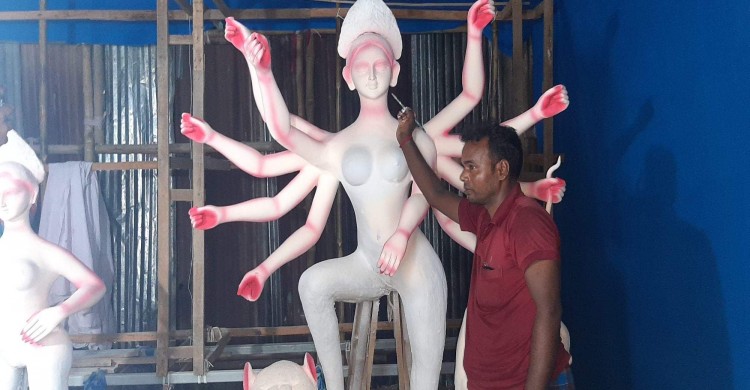 রঙ তুলির আঁচড়ে মূর্ত হয়ে উঠছে দেবীর রুপ