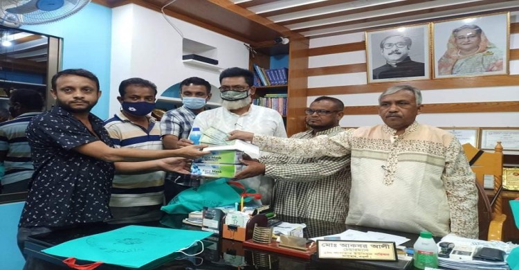 সাপাহার ৭টি পূজা মন্ডপে নগদ অর্থ ও করোনা সুরক্ষা সামগ্রী বিতরণ