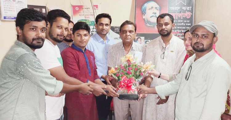 ধামইরহাটে উপজেলা আওয়ামীলীগের সাধারণ সম্পাদক অধ্যক্ষ শহীদুল ইসলামকে ফুলেল শুভেচ্ছা মানবাধিকার কমিশনের