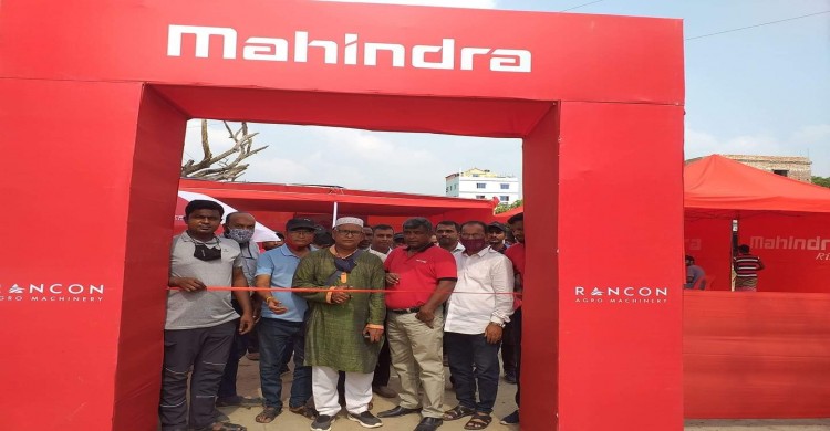 পত্নীতলায় মাহিন্দ্র ট্রাক্টরের প্রদর্শনীর  উদ্বোধন