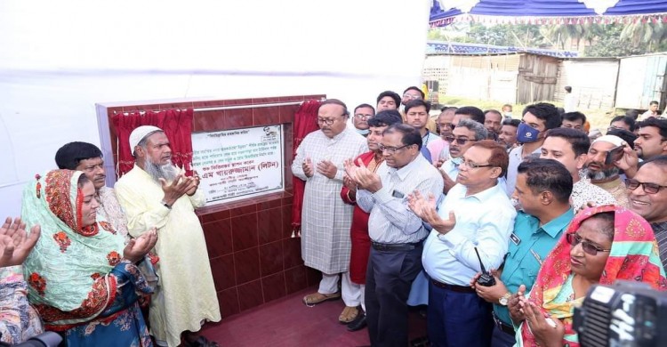 ভদ্রা রেলক্রসিং হতে নওদাপাড়া পর্যন্ত চারলেন সড়ক নির্মাণ কাজের উদ্বোধন করেন রাসিক মেয়র লিটন
