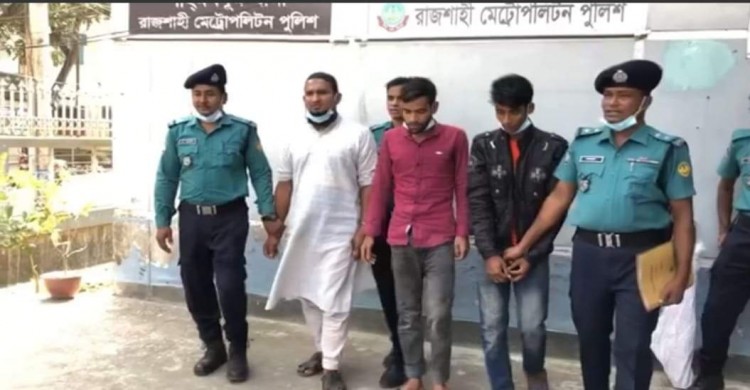 রাজশাহীতে চালককে গলাকেটে হত্যা করে অটোরিক্সা ছিনতাইয়ের ঘটনায় অভিযুক্ত ৩ জন আটক